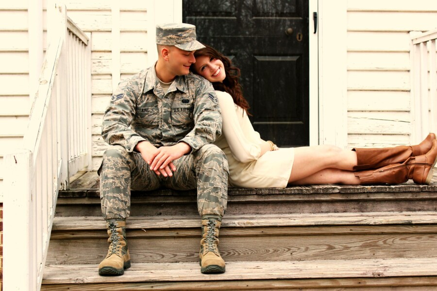 военный с девушкой