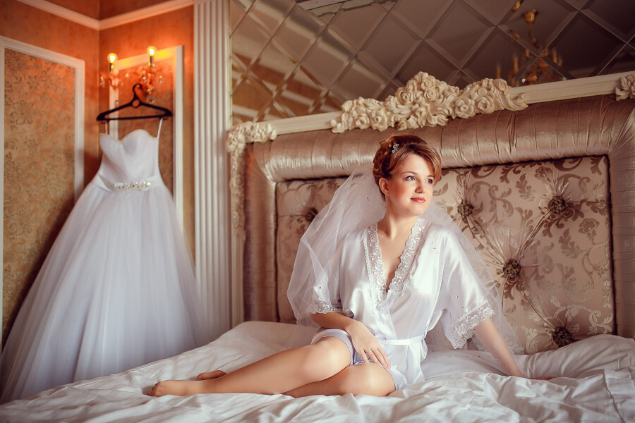 красивая невеста на кровати