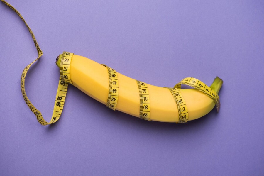 сантиметровая лента на банане
