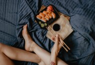 5 поз, идеальных для секса после еды: как заняться любовью без неприятных ощущений после сытного ужина
