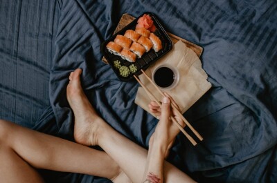 5 поз, идеальных для секса после еды: как заняться любовью без неприятных ощущений после сытного ужина