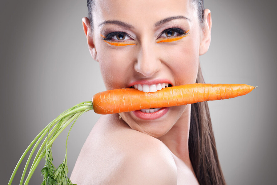 девушка с морковкой
