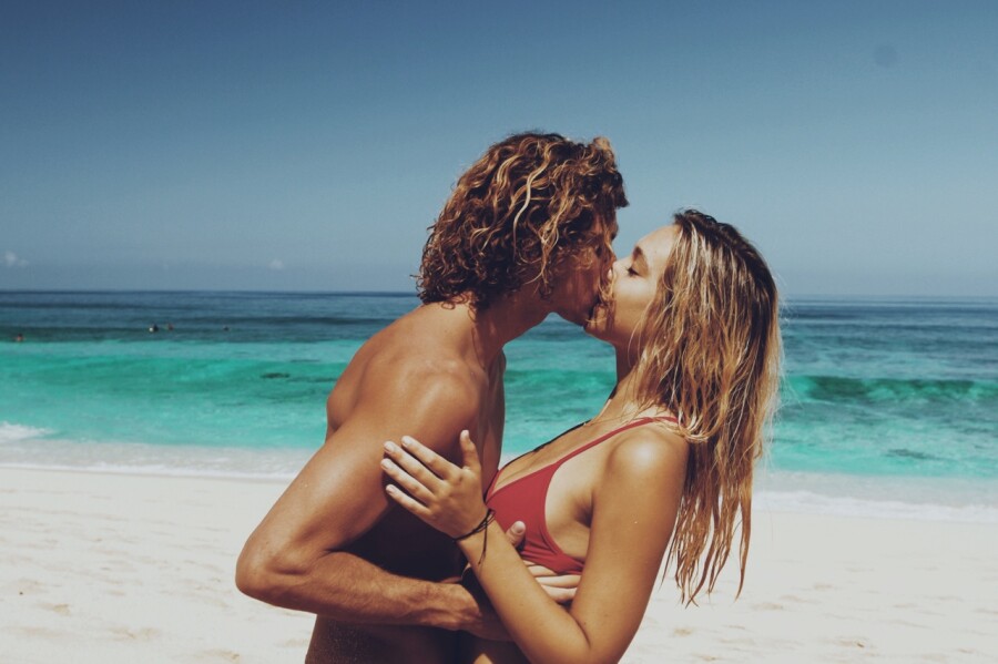 пара целуется на пляже
