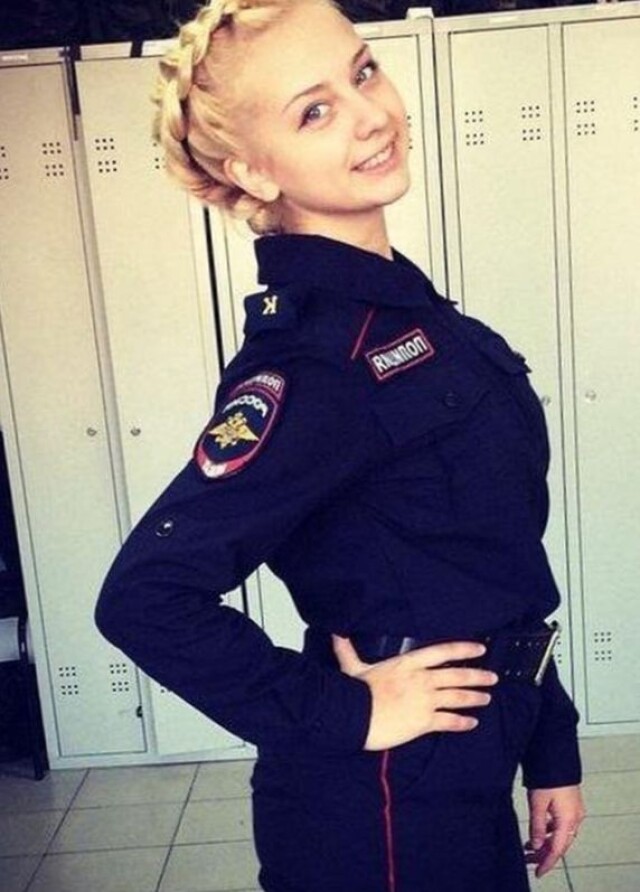 девушка в полицейской форме