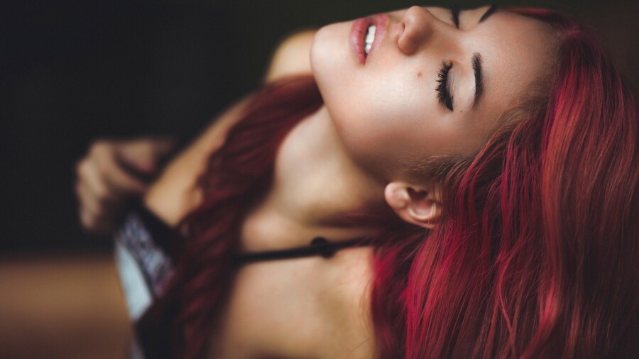красивая девушка с красными волосами