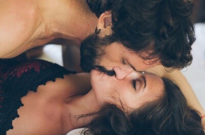 Порно видео мужчина и женщина занимаются сексом в постели