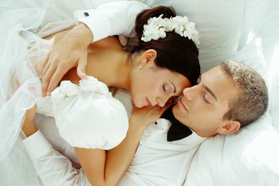 жених и невеста в постели