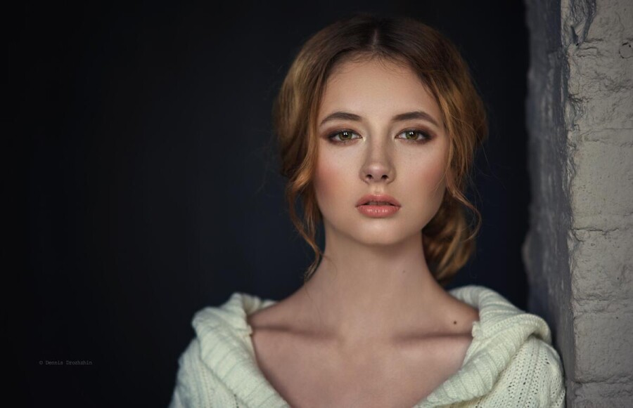 красивая девушка с карими глазами