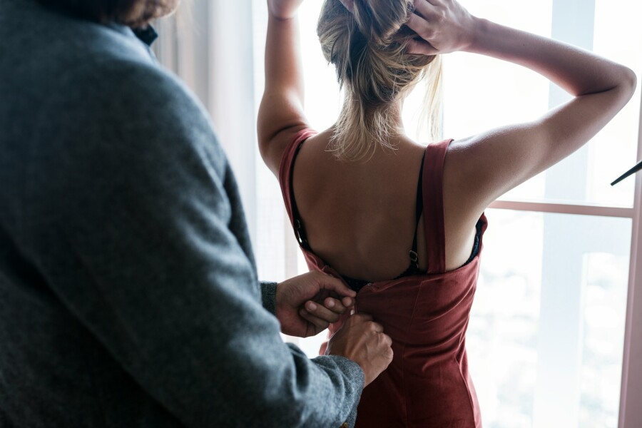 парень раздевает девушку