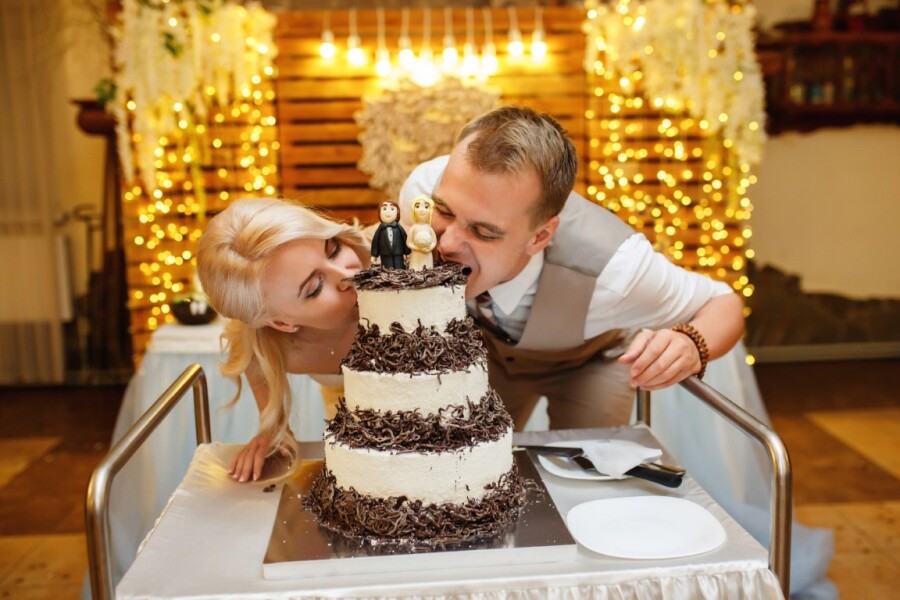 жених невеста и торт