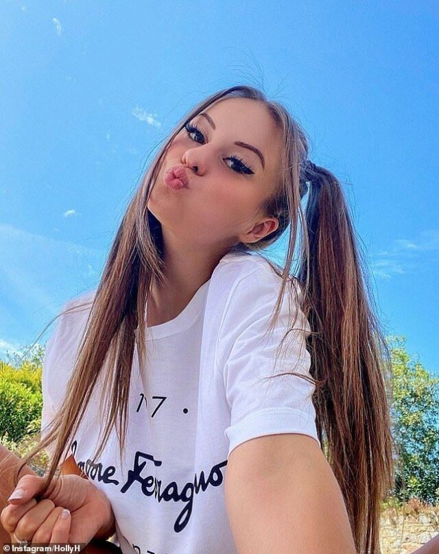 девушка с двумя хвостиками