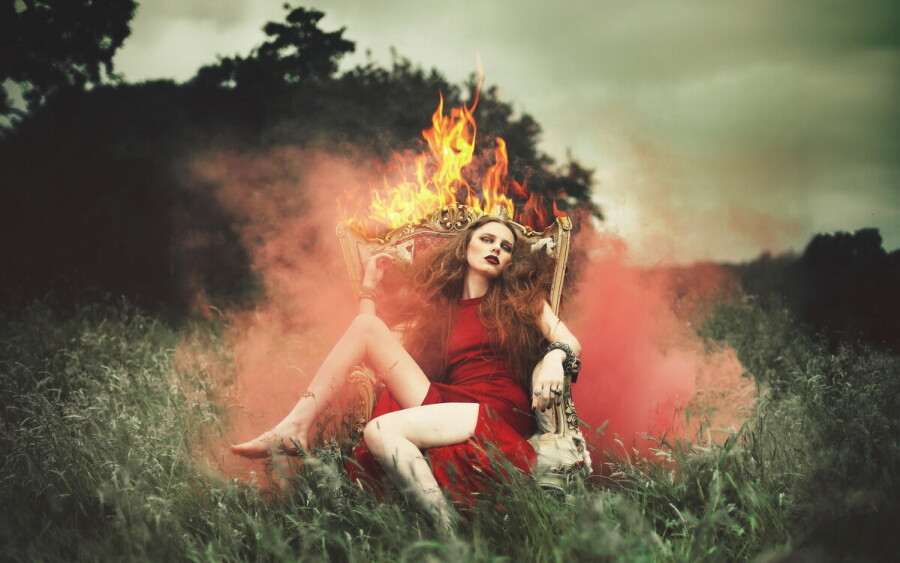 девушка и огонь