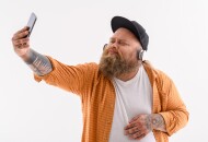 Мужчина сидит на сайте знакомств – ищет новые связи