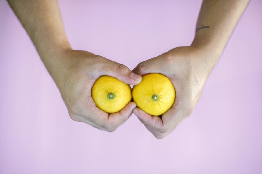 лимоны в руках