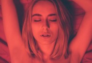 Почему женщины закрывают глаза во время секса?