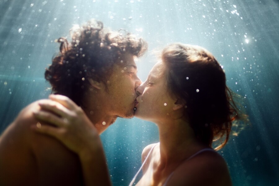 пара целуется под водой