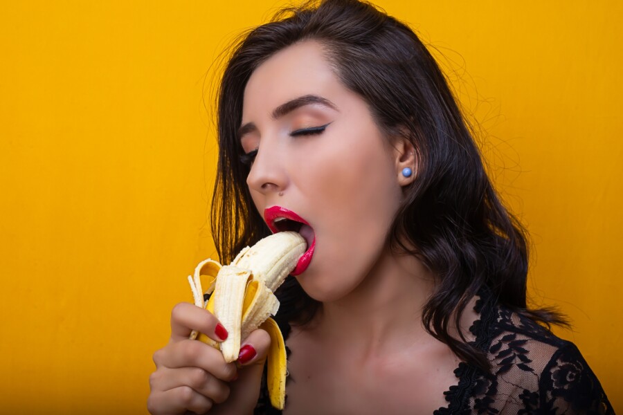 девушка с бананом во рту