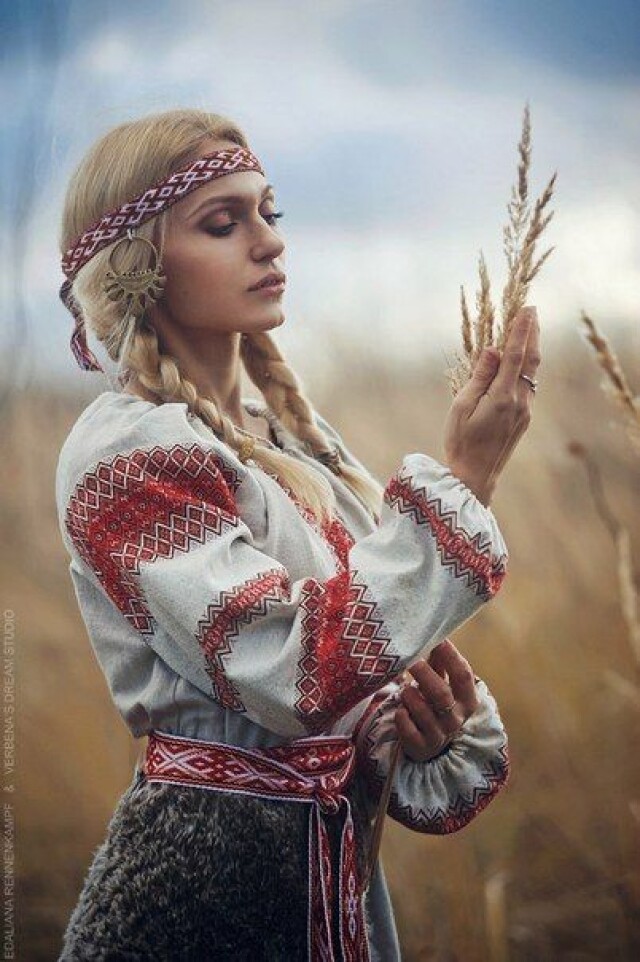 красивая славянская девушка