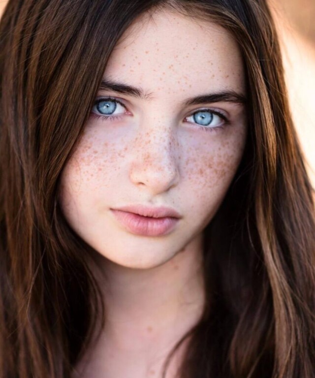 девушка с голубыми глазами