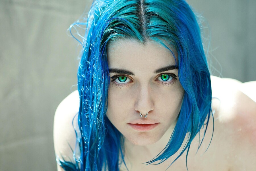 девушка с синими волосами