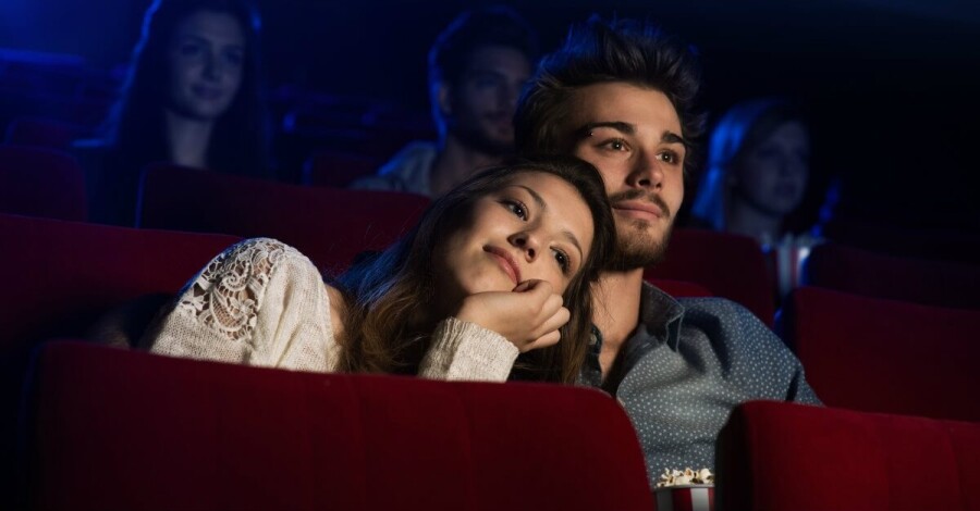 свидание в кинотеатре