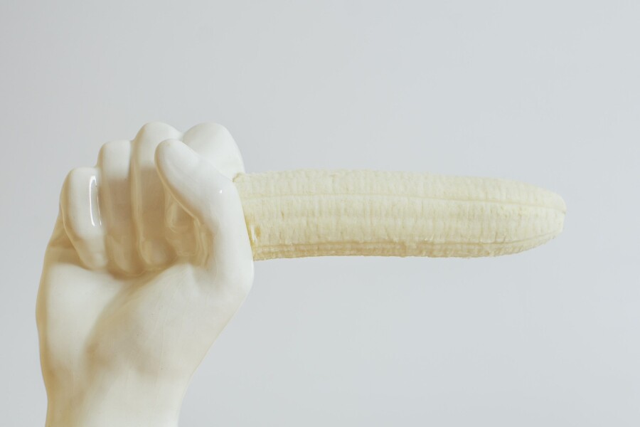 банан в белой руке