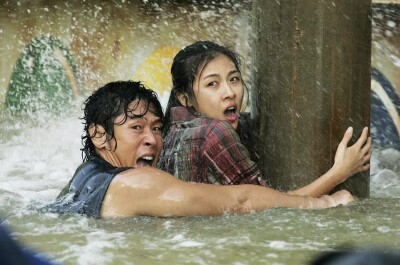 Лучшие фильмы про наводнения и цунами – список с трейлерами