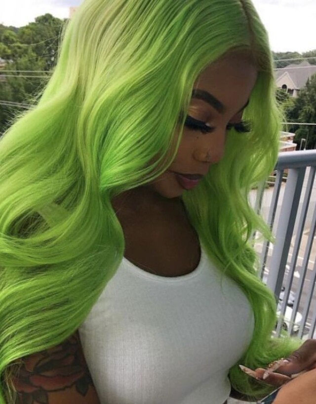Девушка с зелеными волосами