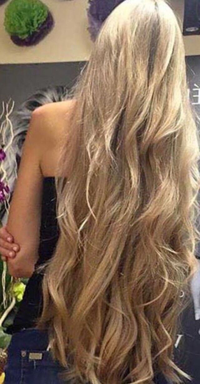 девушка с длинными волосами со спины