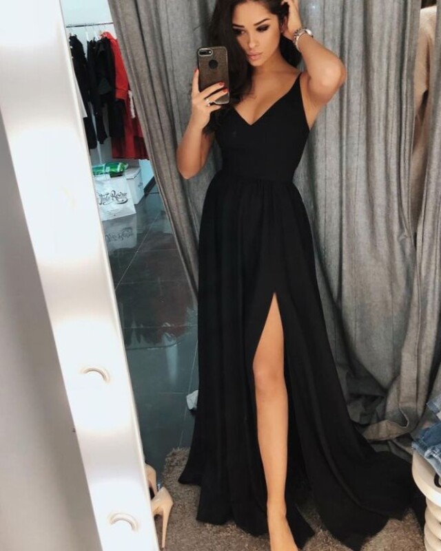девушка в черном платье