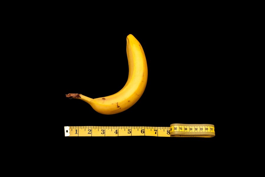 банан и сантиметровая лента