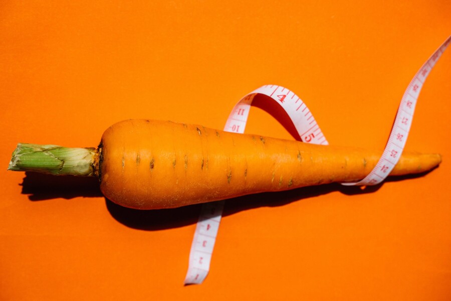 сантиметровая лента на морковке