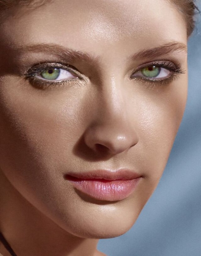 девушка с зелеными глазами