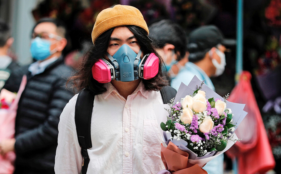 парень в маске и с букетом цветов