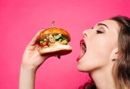 Еда на ночь может нанести вред не только фигуре