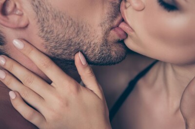 Муж целует жену во время секса