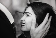 Нежный поцелуй партнера в лоб: каково его назначение?