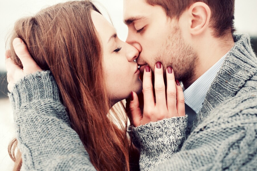 девушка и парень целуются