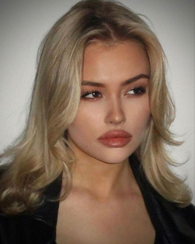красивая девушка с карими глазами