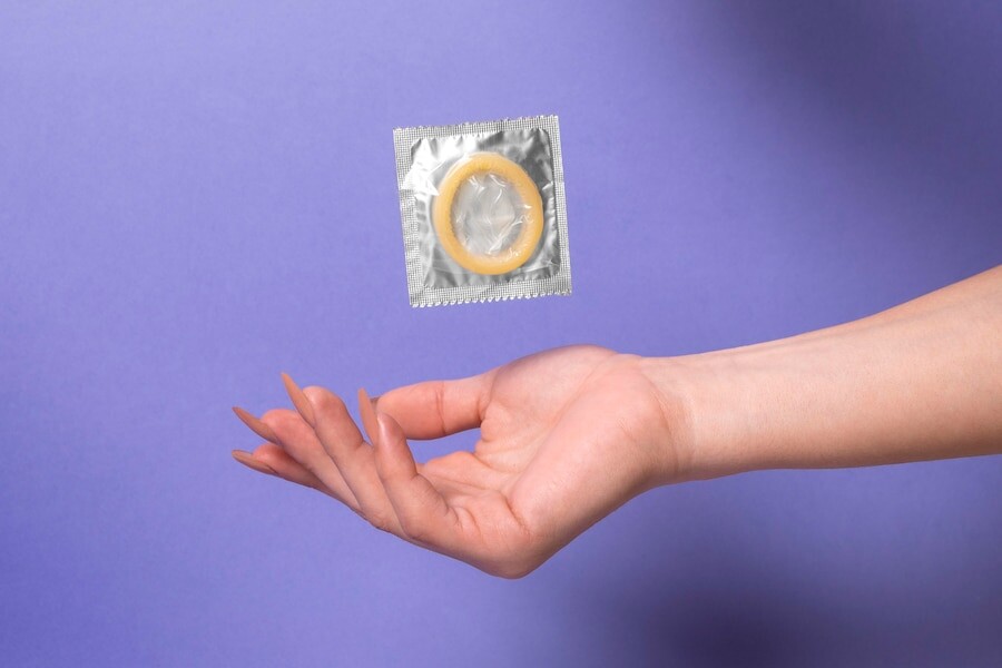 презервативы на фиолетовом фоне