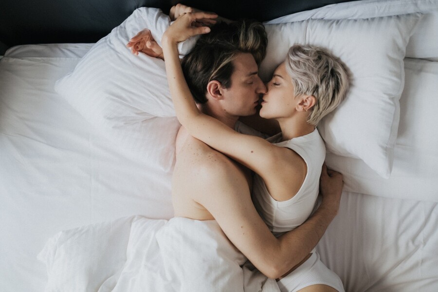 пара целуется в постели