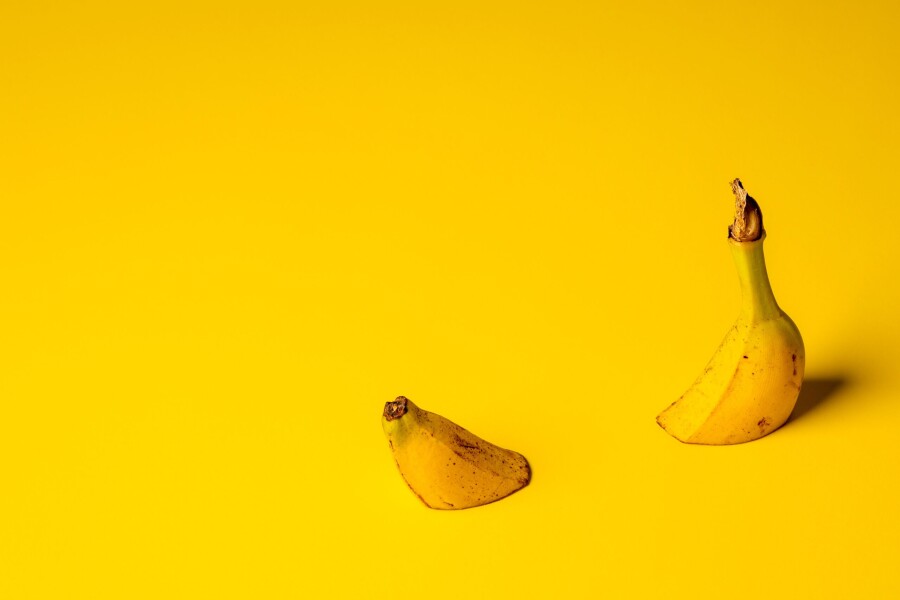 банан на желтом фоне