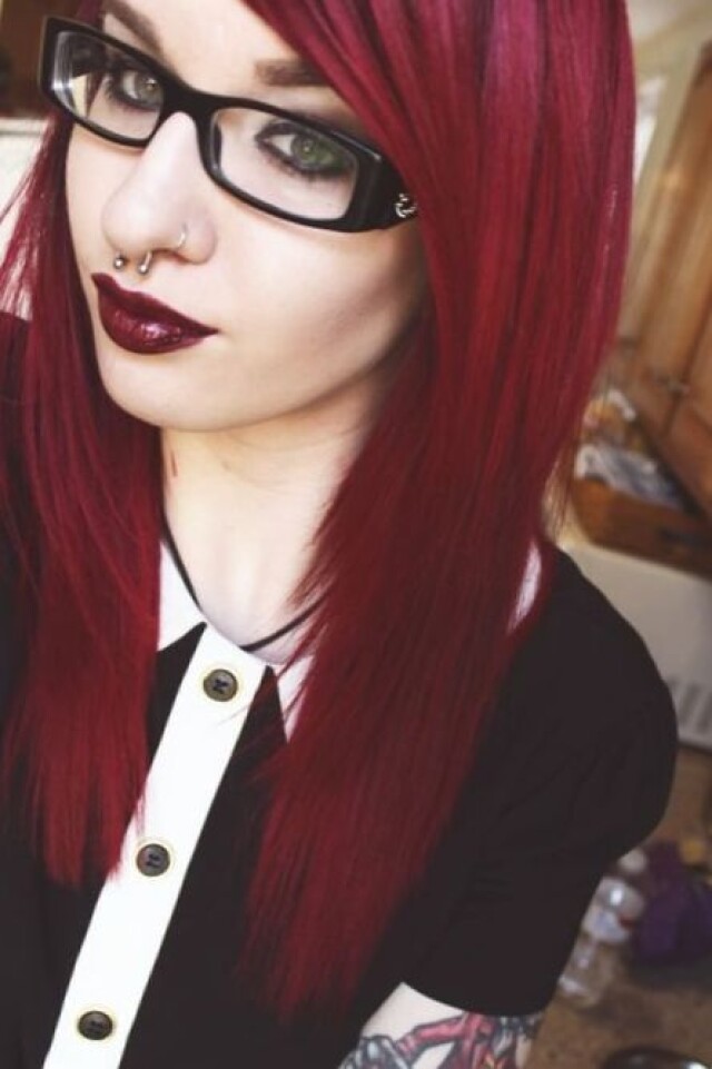 Девушка с красными волосами