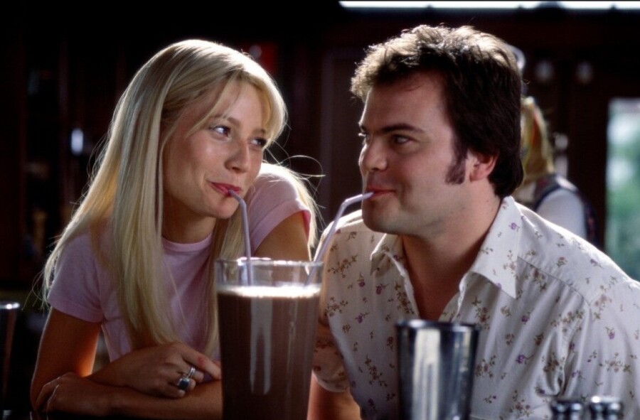 девушка и парень пьют коктейль