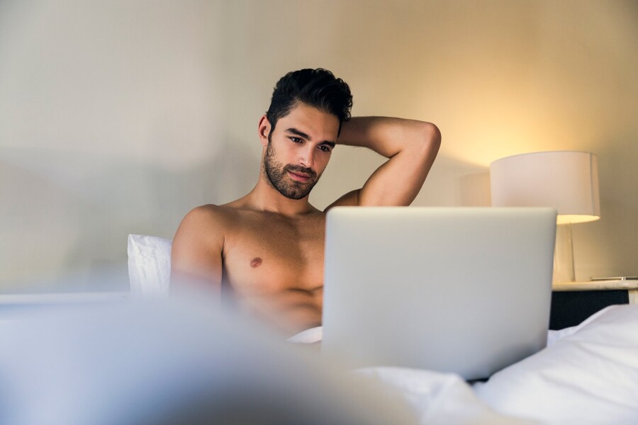 парень с ноутбуком в кровати