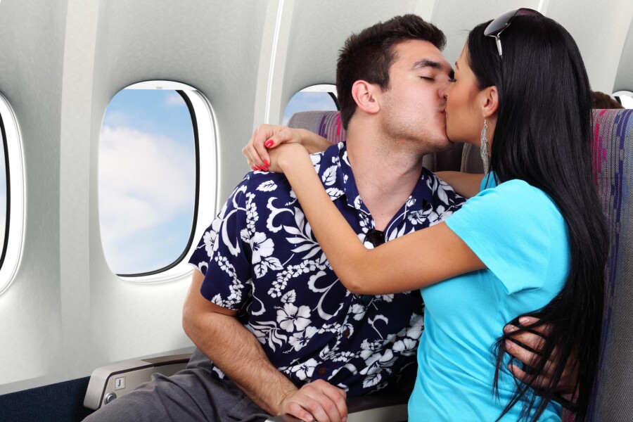 поцелуи в самолете