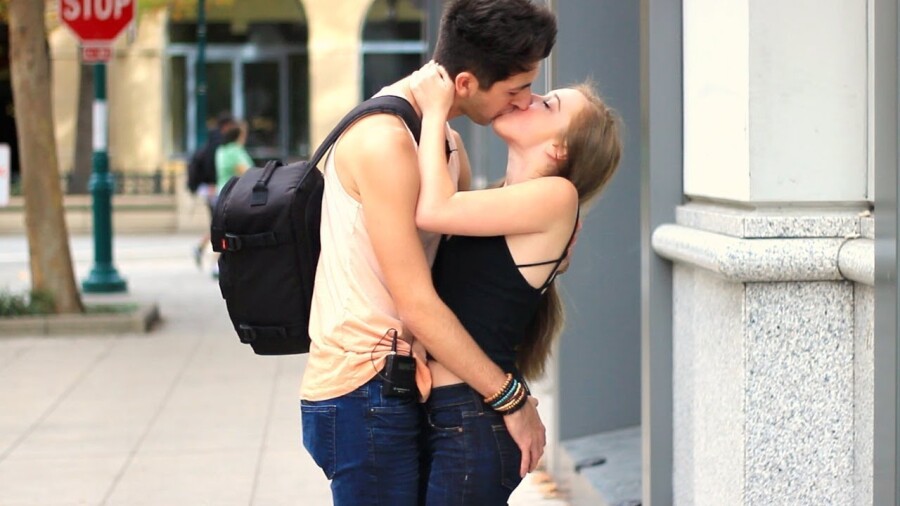 пара целуется на улице