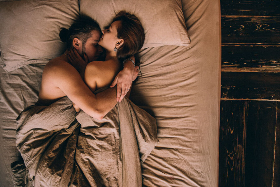 Мужчина обнимает женщину в кровати фото