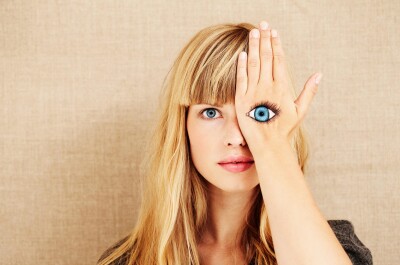 Частое моргание глаз: из-за чего возникает, как бороться?