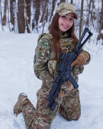 соблазнительные девушки в армии. красивая сексуальная женщина в камуфляже и нижнее белье